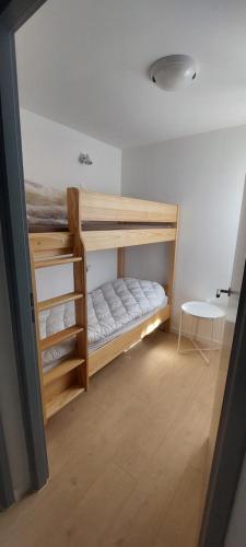 Ce lit superposé se trouve dans un dortoir doté d'une table. dans l'établissement VVF Méjannes Gard, à Méjannes-le-Clap