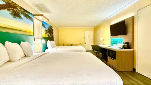 Un ou plusieurs lits dans un hébergement de l'établissement Days Inn by Wyndham Los Angeles Stadium Area LAX