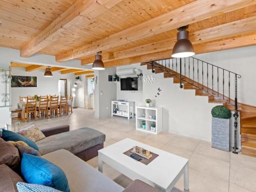 ボドニャンにあるHoliday Home Ive by Interhomeのソファとテーブルのあるリビングルーム