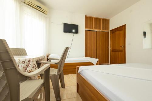 TV a/nebo společenská místnost v ubytování Dhoma Hotel