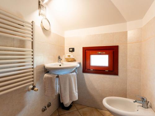 Ένα μπάνιο στο Apartment Rosmarino by Interhome