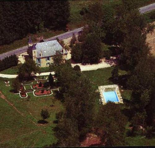 une vue aérienne d'une maison avec piscine dans l'établissement Le Moulin de Planiol, au Vigan
