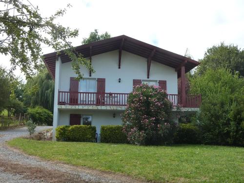 Cette maison blanche dispose d'un balcon et d'une cour. dans l'établissement Appartement de 2 chambres en rez-de-chaussée d'une maison, à Bardos