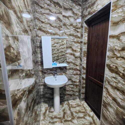 Ένα μπάνιο στο Hotel Piza
