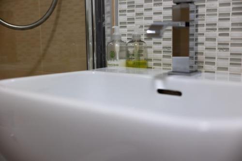 a bathroom with a white sink and a shower at Newly Refurbed Warwick Apt 2BR Sleeps 3 Free Parking in Warwick