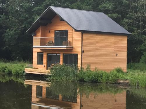 a cabin on the water with a view at Lakeview House in Crawley