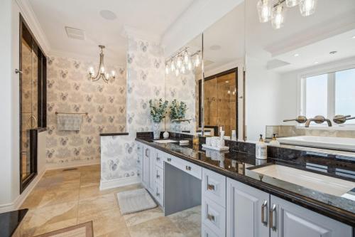 Η κουζίνα ή μικρή κουζίνα στο Lakeside Villa