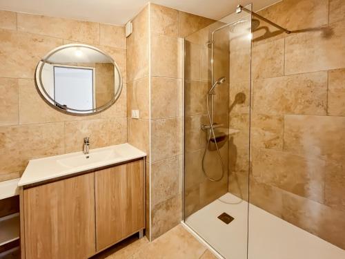 une salle de bain avec une douche, un lavabo et un miroir dans l'établissement Charmante maison de village à Corbara, à Corbara