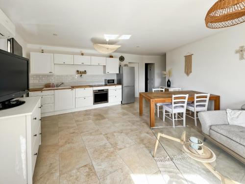 une cuisine et un salon avec une table et un canapé dans l'établissement Charmante maison de village à Corbara, à Corbara