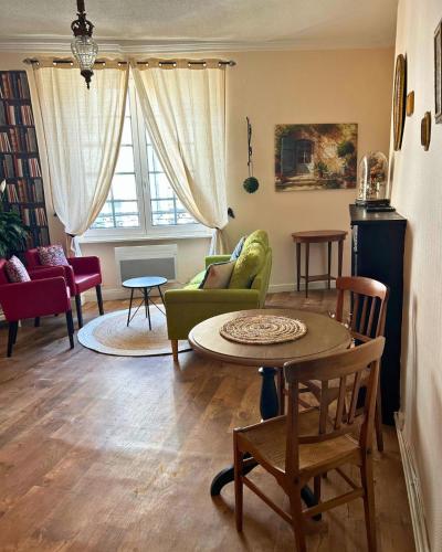 un salon avec un canapé et une table dans l'établissement Appartement au coeur de la ville, à La Charité-sur-Loire