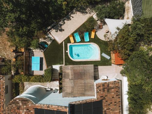 an overhead view of a backyard with a swimming pool at Villa les trois pins in Venelles