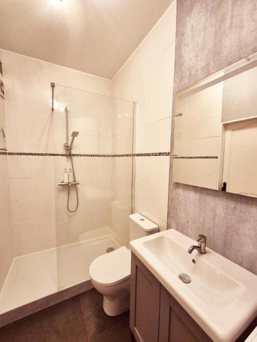 une salle de bain avec un lavabo, des toilettes et une douche dans l'établissement Le Repaire Marin plage et centre à 100m by primo, à Le Touquet-Paris-Plage