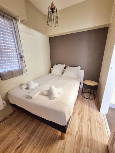 une chambre avec un grand lit avec des serviettes dessus dans l'établissement Le Repaire Marin plage et centre à 100m by primo, à Le Touquet-Paris-Plage