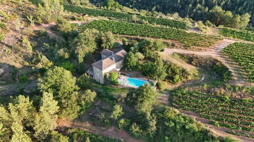 - une vue aérienne sur une ferme avec une piscine dans l'établissement Maison de caractère, à Chambonas