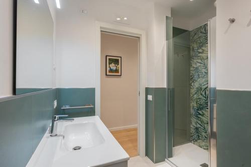 マッサ・ルブレンセにあるMaison le Sirene - Apartmentの洗面台とガラスのシャワーを備えたバスルーム