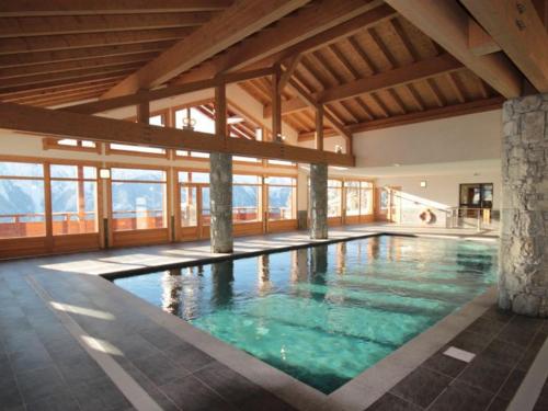 - une grande piscine dans un bâtiment doté de fenêtres dans l'établissement Appartement 6 pers. avec balcon et parking, Bisanne 1500 - FR-1-809-15, aux Saisies