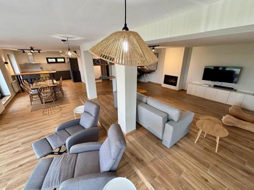 ein Wohnzimmer mit Sofa, Sesseln und Fernseher in der Unterkunft Vivienda Vacacional El redondu-Roundhouse in Canales