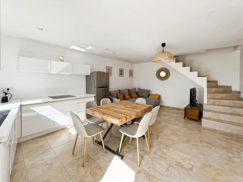 une cuisine et une salle à manger avec une table et des chaises dans l'établissement Belle maison de village Corbara, à Corbara