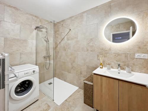 une salle de bain avec une machine à laver et un lavabo dans l'établissement Belle maison de village Corbara, à Corbara