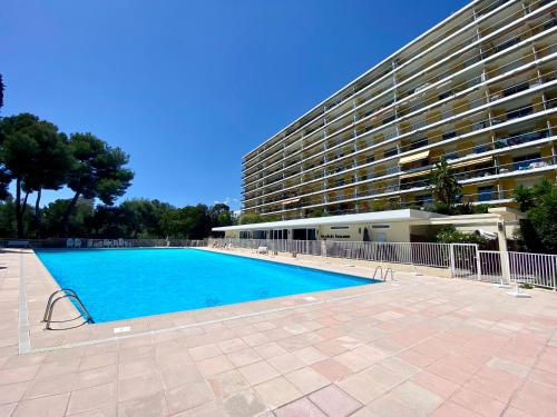une piscine en face d'un grand bâtiment dans l'établissement Nice Ouest-Splendide 3p, Roof-Terrace Panoramic Sea View, à Nice