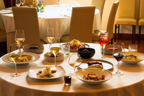 Makanan di atau berdekatan hotel