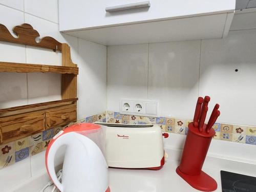 einem weißen Toaster, der auf einer Theke in einer Küche sitzt in der Unterkunft Casa a 200m de la playa en San Juan de los Terreros - ES-376-12 in Pulpí
