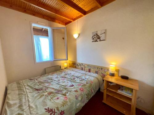 une petite chambre avec un lit et une fenêtre dans l'établissement Maison confortable près de la forêt pour 4 personnes avec parking privatif - FR-1-323-581, à Saint-Jean-de-Monts