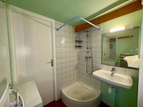 une petite salle de bain avec toilettes et lavabo dans l'établissement Maison confortable près de la forêt pour 4 personnes avec parking privatif - FR-1-323-581, à Saint-Jean-de-Monts
