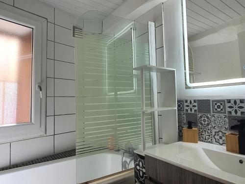 Bilik mandi di Maison catalane au cœur d'Argelès-sur-Mer, Wi-Fi, proche plage - FR-1-753-33