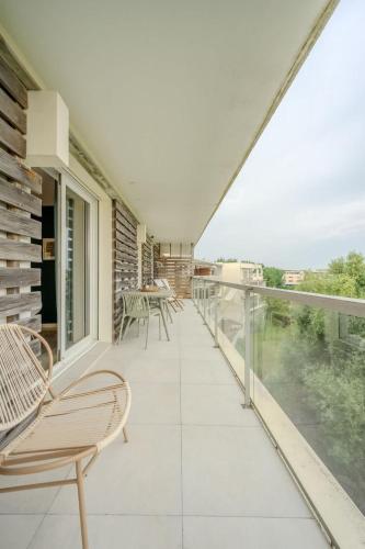 un balcon avec des chaises et une vue sur l'extérieur dans l'établissement Les roseaux bleus, à La Rochelle