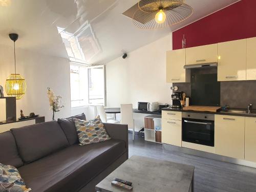 un salon avec un canapé et une cuisine dans l'établissement Maison catalane au cœur d'Argelès-sur-Mer, Wi-Fi, proche plage - FR-1-753-33, à Argelès-sur-Mer