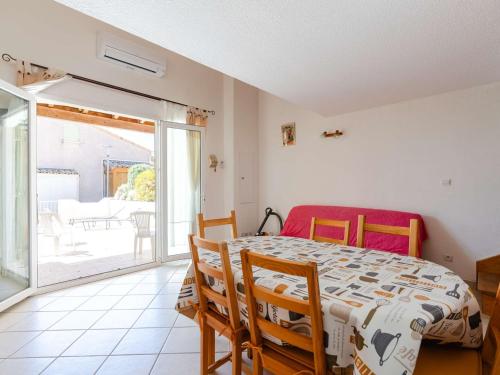une chambre avec un lit, une table et des chaises dans l'établissement Villa pour 6 pers. avec parking et climatisation - FR-1-409-284, à Fleury