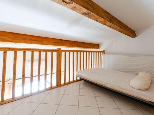 Ce lit se trouve dans un dortoir doté d'un balcon. dans l'établissement Villa pour 6 pers. avec parking et climatisation - FR-1-409-284, à Fleury