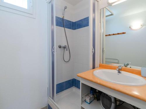 une salle de bain avec un lavabo et une douche dans l'établissement Villa pour 6 pers. avec parking et climatisation - FR-1-409-284, à Fleury