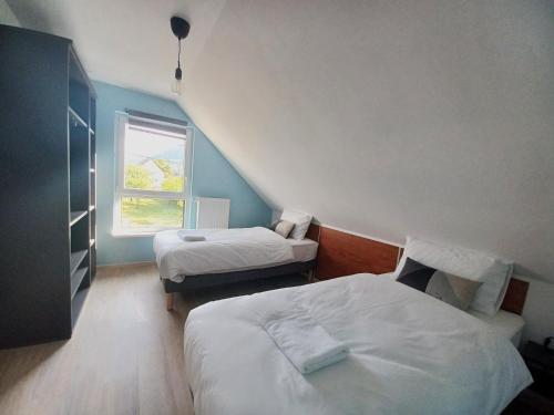 ein kleines Zimmer mit zwei Betten und einem Fenster in der Unterkunft Maison neuve 4 chambres à Soulzbach - FR-1-744-46 in Soultzbach-les-Bains