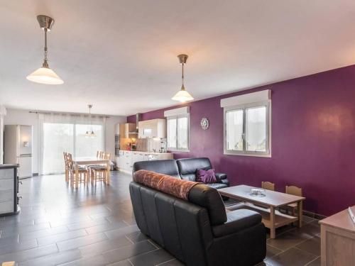 un salon avec un canapé et une table dans l'établissement Gîte paisible à Marast, 3 chambres, animaux admis - FR-1-583-409, à Moimay