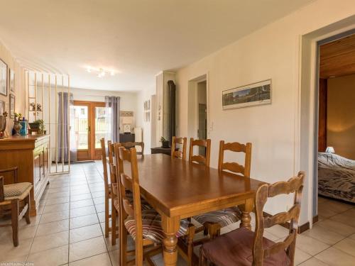 une cuisine et une salle à manger avec une table et des chaises en bois dans l'établissement Chez Milo - FR-1-583-416, à Saint-Bresson