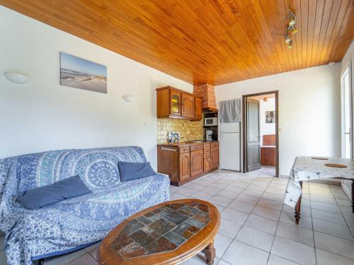 un salon avec un canapé et une table dans l'établissement Maison à Mimizan Plage Sud avec jardin pour 4 personnes - Ménage inclus - FR-1-50-182, à Mimizan