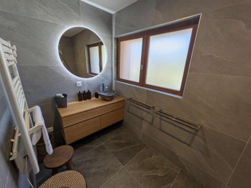 Photo de la galerie de l'établissement Appartement charme 6 pers., terrasse 110 m², pieds des pistes - FR-1-342-336, à Beaufort