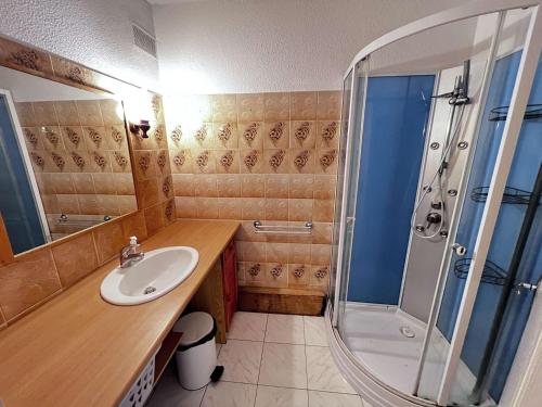 une salle de bain avec un lavabo et une douche dans l'établissement Appartement 3 pièces proche plage et commerces avec garage - FR-1-702-74, au Cap d'Agde