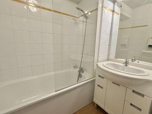 une salle de bain blanche avec un lavabo et une douche dans l'établissement Appartement 3 pièces à Flumet pour 6, terrasse et parking - FR-1-603-123, à Flumet