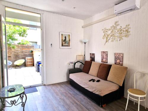 un salon avec un canapé et une table dans l'établissement Appartement T2 à 4 min de la plage avec terrasse spacieuse - FR-1-309-521, à Banyuls-sur-Mer