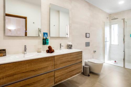 a bathroom with a sink and a toilet at Boutique Hotel Vivenda Miranda in Lagos