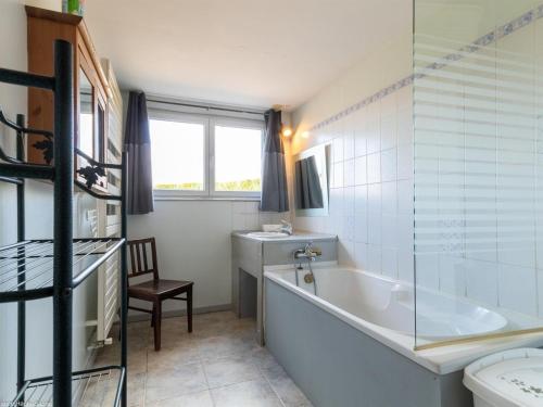 Koupelna v ubytování Grande maison rénovée avec WIFI, idéale pour familles - FR-1-583-406