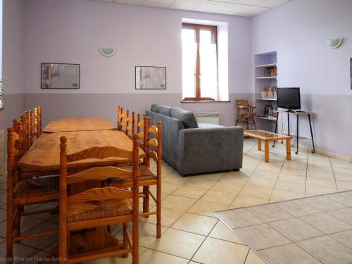 un salon avec une table et un canapé dans l'établissement Gîte Authentique dans le Parc Régional, Animaux Acceptés - FR-1-583-464, à La Montagne