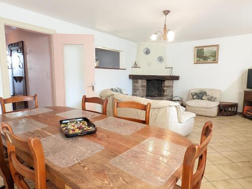 une salle à manger avec une table et un salon dans l'établissement Gîte de charme à Vauvillers avec jardin partagé - FR-1-583-494, à Vauvillers