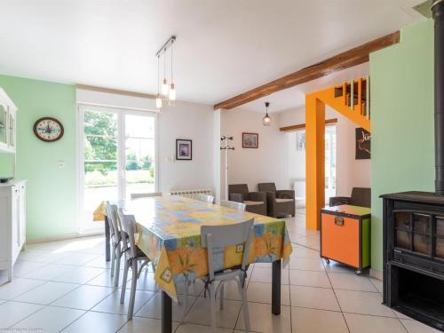 une cuisine et une salle à manger avec une table et des chaises dans l'établissement Gîte du Pêcheur isolé avec grande capacité près de la Saône - FR-1-583-451, à Jussey