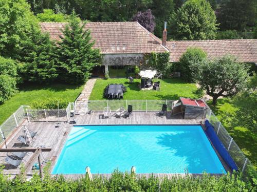une vue aérienne d'une piscine dans une cour arrière dans l'établissement Gîte convivial idéal randonneurs avec animaux admis - FR-1-583-496, à Frétigney-et-Velloreille