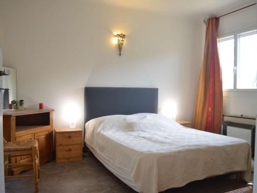 une chambre avec un lit, un bureau et une fenêtre dans l'établissement Appart 2 pièces climatisé au bord de mer à Banyuls - FR-1-225C-175, à Banyuls-sur-Mer