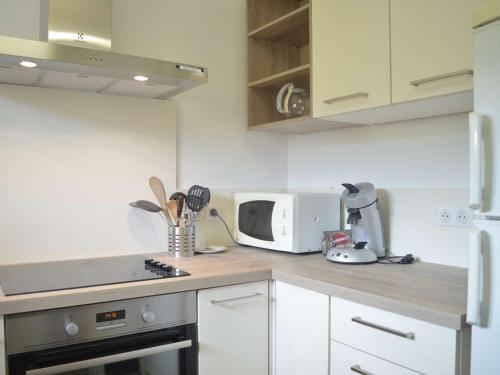 une cuisine avec un comptoir avec un micro-ondes dans l'établissement Appart 2 pièces climatisé au bord de mer à Banyuls - FR-1-225C-175, à Banyuls-sur-Mer